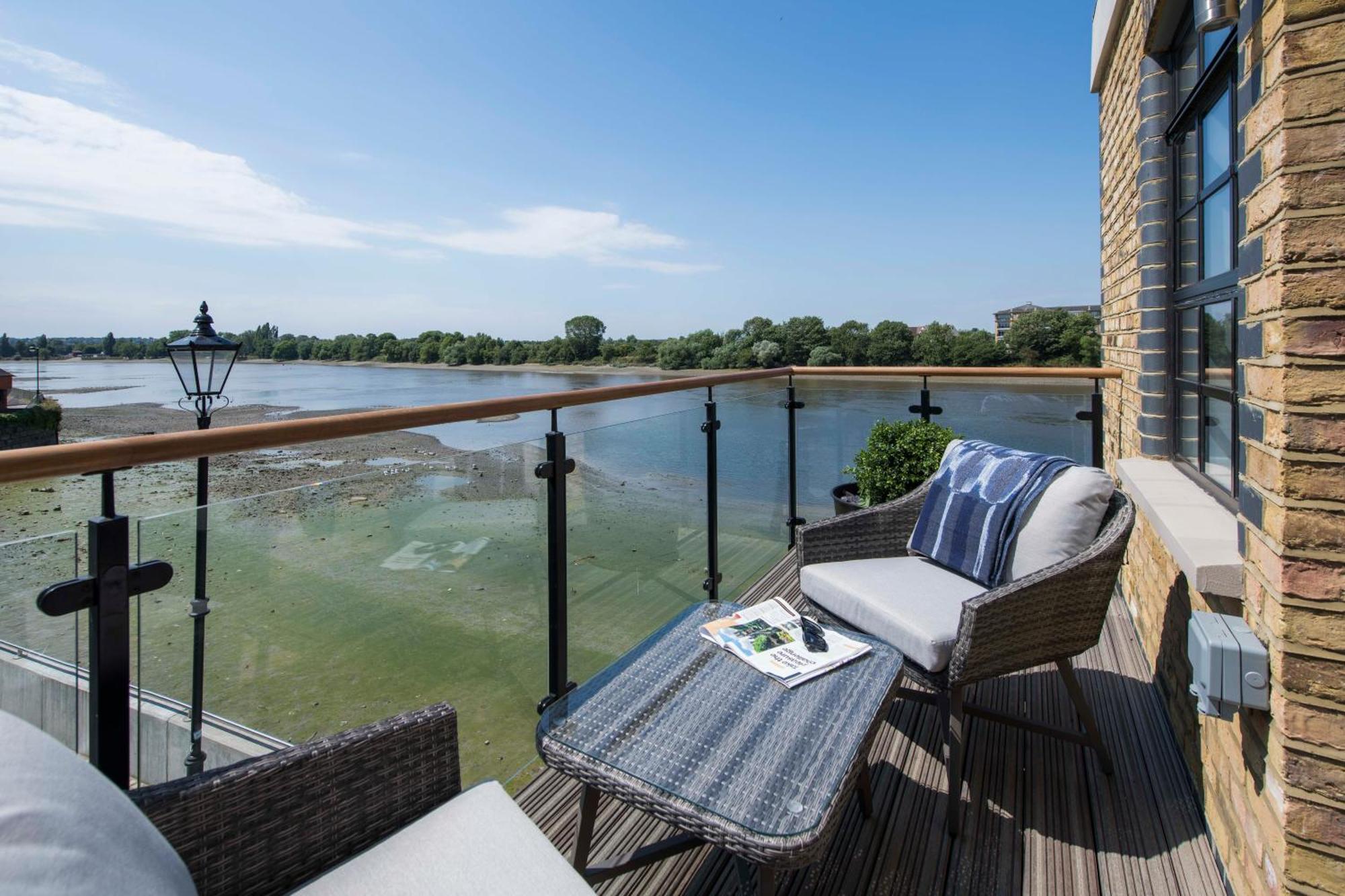 Palace Wharf Apartments Лондон Экстерьер фото