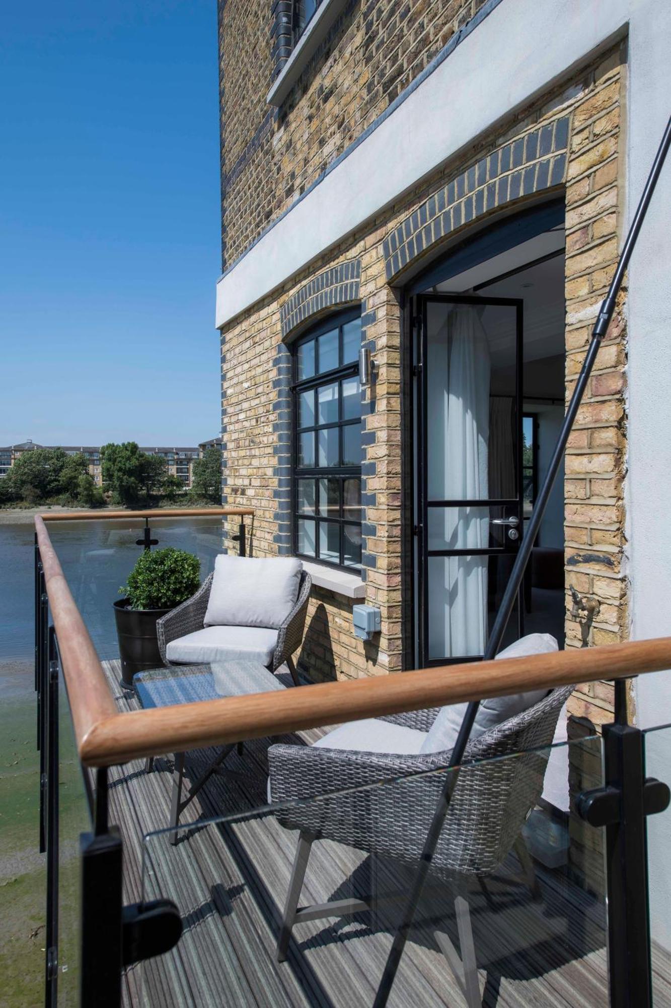 Palace Wharf Apartments Лондон Экстерьер фото