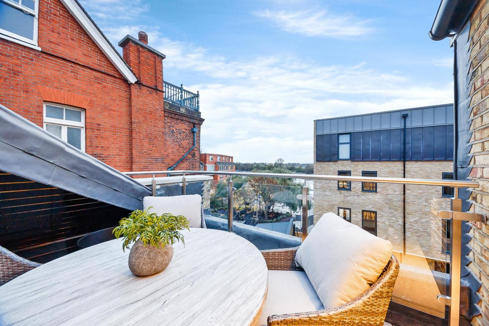 Palace Wharf Apartments Лондон Экстерьер фото